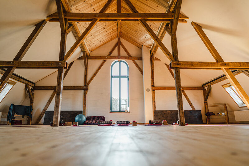Saal mit Fachwerk-Dachstuhl und Holzboden