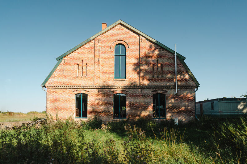 Giebel des Stallgebäudes mit Bogenfenster