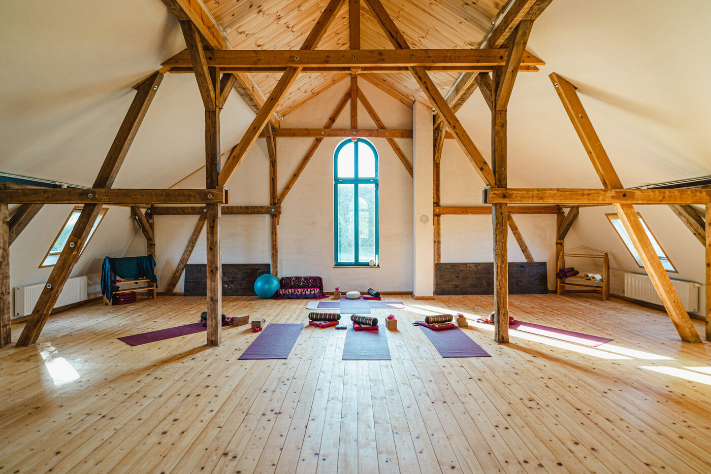 Saal mit Yogamatten auf dem Holzboden